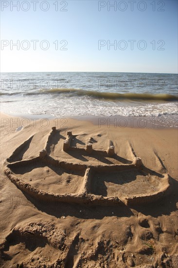 France, Basse Normandie, calvados, cote fleurie, cabourg, plage, plage, chateau de sable, jeu d'enfants, vagues, maree montante,