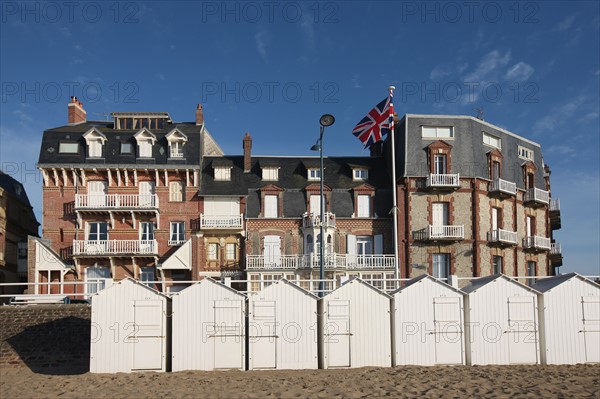 France, Basse Normandie, calvados, cote fleurie, villers sur mer, plage, villas belle epoque, architecture balneaire, front de mer, cabines de plage,