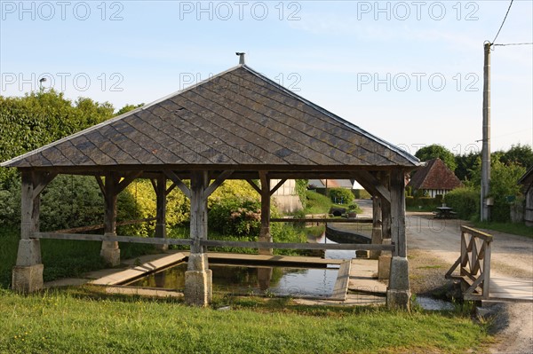 France, Basse Normandie, calvados, pays d'auge, cambremer, route du cidre, village, place, lavoir, chemin,