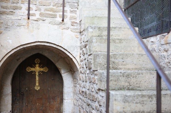 France, Basse Normandie, calvados, pays d'auge, cambremer, route du cidre, village, place, eglise, porte de la sacristie, croix doree, escaliers,