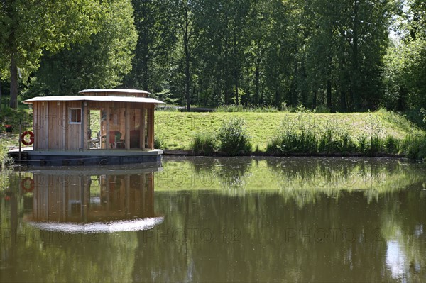 France, Basse Normandie, calvados, pays d'auge, gonneville sur mer, aquagite, hebergement insolite, etangs du drochon,