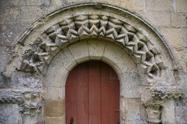 France, Basse Normandie, calvados, pays d'auge, sainte marie aux anglais, eglise, art roman, architecture religieuse, campagne, patrimoine rural, detail chevrons, voute, porte,