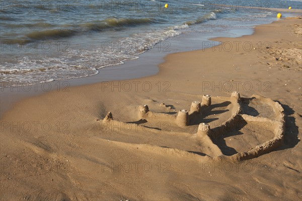 France, Basse Normandie, calvados, cote fleurie, cabourg, plage, plage, chateau de sable, jeu d'enfants, vagues, maree montante,