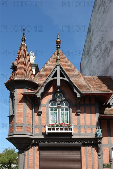 France, Basse Normandie, calvados, cote fleurie, houlgate, bord de mer, habitat, architecture balneaire, toits, tuiles,