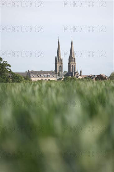 France, Basse Normandie, calvados, plages du debarquement, douvres la delivrande, basilique, clocher, tours, champ de ble, plaine de caen, bessin,