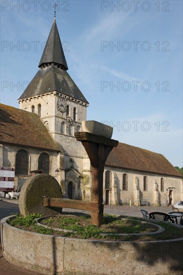 France, Basse Normandie, calvados, pays d'auge, cambremer, route du cidre, village, place, eglise, pressoir a pommes, cidre,