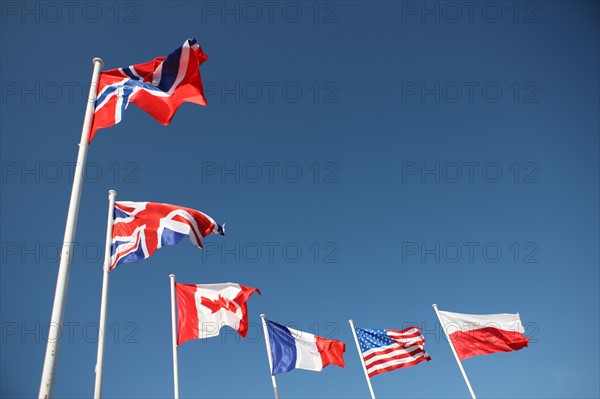 France, Basse Normandie, calvados, plages du debarquement, courseulles sur mer, monument de la liberation, 2e guerre mondiale, drapeaux allies,