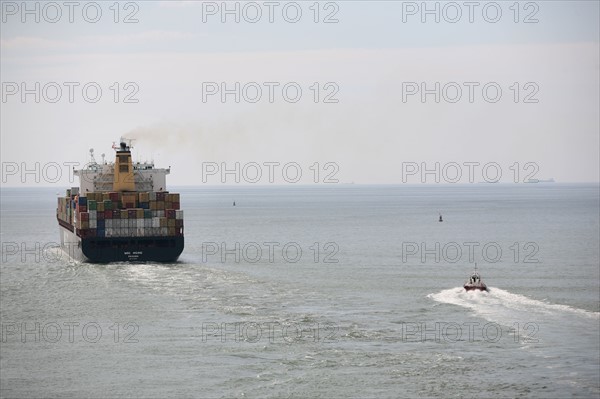 France, Haute Normandie / angleterre, seine maritime, le havre / portsmouth, traversee trans manche, a bord du ferry boat, norman voyager, navigation, en rade du havre, porte conteneur en vue,