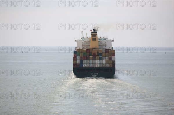 France, Haute Normandie / angleterre, seine maritime, le havre / portsmouth, traversee trans manche, a bord du ferry boat, norman voyager, navigation, en rade du havre, porte conteneur en vue,