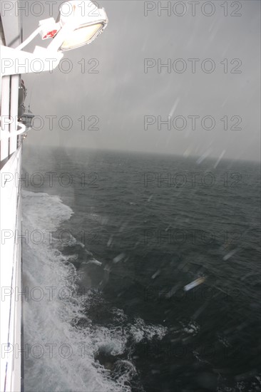 France, Haute Normandie / angleterre, seine maritime, le havre / portsmouth, traversee trans manche, a bord du ferry boat, norman voyager, navigation, mer, mauvais temps, a l'approche de portsmouth, pluie