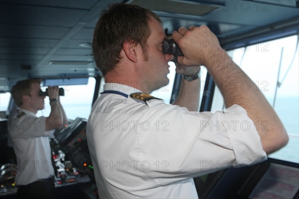 France, Haute Normandie / angleterre, seine maritime, le havre / portsmouth, traversee trans manche, a bord du ferry boat, norman voyager, navigation, mer, mauvais temps, a l'approche de portsmouth, officiers a la passerelle,