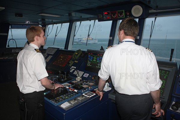 France, Haute Normandie / angleterre, seine maritime, le havre / portsmouth, traversee trans manche, a bord du ferry boat, norman voyager, navigation, mer, mauvais temps, a l'approche de portsmouth, officiers a la passerelle,