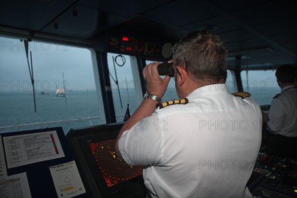 France, Haute Normandie / angleterre, seine maritime, le havre / portsmouth, traversee trans manche, a bord du ferry boat, norman voyager, navigation, mer, mauvais temps, a l'approche de portsmouth, officiers a la passerelle,