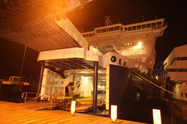 France, Haute Normandie / angleterre, seine maritime, le havre / portsmouth, traversee trans manche, a bord du ferry boat, norman voyager, navigation, nuit, chargement des vehicules a portsmouth,