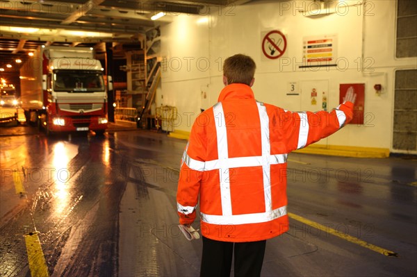 France, Haute Normandie / angleterre, seine maritime, le havre / portsmouth, traversee trans manche, a bord du ferry boat, norman voyager, navigation, nuit, chargement des vehicules a portsmouth,