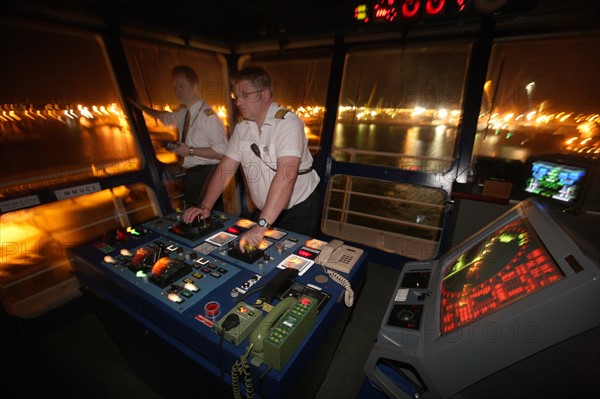 France, Haute Normandie / angleterre, seine maritime, le havre / portsmouth, traversee trans manche, a bord du ferry boat, norman voyager, navigation, nuit, port de portsmouth, officiers a la passerelle,