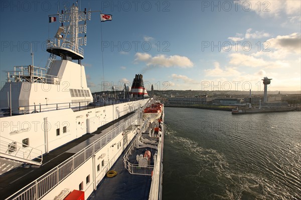 France, Haute Normandie / angleterre, seine maritime, le havre / portsmouth, traversee trans manche, a bord du ferry boat, norman voyager, navigation, mer, au petit matin, accostage au port du havre, rade,
