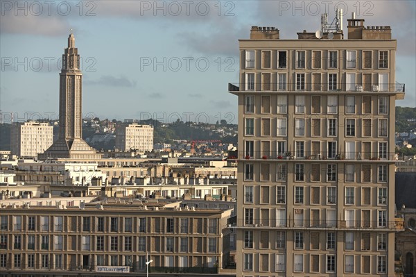 France, Haute Normandie / angleterre, seine maritime, le havre / portsmouth, traversee trans manche, a bord du ferry boat, norman voyager, au petit matin, clocher de l'eglise saint joseph, architecture perret, immeubles, habitat,