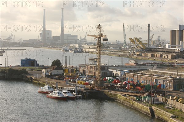 France, Haute Normandie / angleterre, seine maritime, le havre / portsmouth, traversee trans manche, a bord du ferry boat, norman voyager, au petit matin, accostage au port du havre, phares et balises, pilotage du havre,