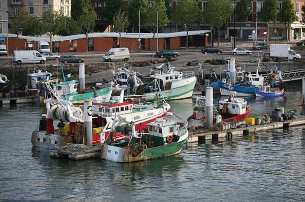 France, Haute Normandie / angleterre, seine maritime, le havre / portsmouth, traversee trans manche, a bord du ferry boat, norman voyager, au petit matin, accostage au port du havre, port de peche,