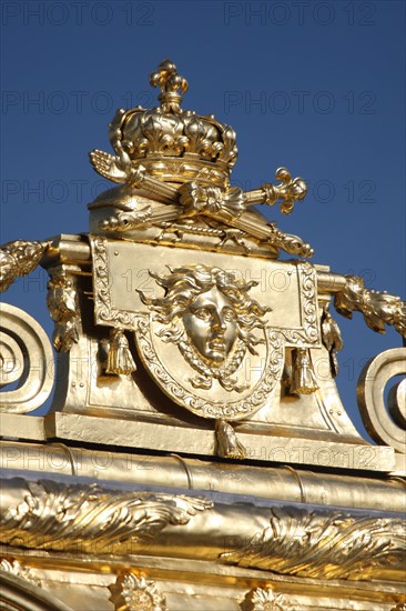 Château de Versailles, couronnements de la cour de marbre