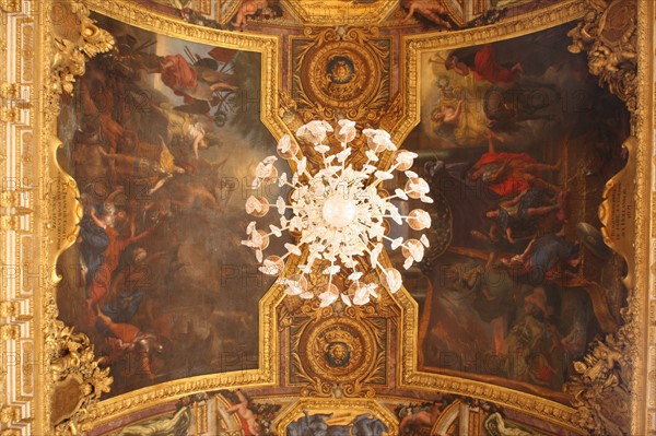 France, ile de france, yvelines, versailles, chateau de versailles, galerie des glaces, peintures du plafond et lustre