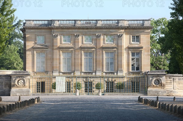 France, ile de france, yvelines, versailles, chateau de versailles, petit trianon, facade sur cour, allee,