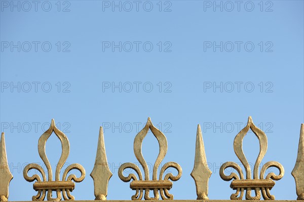 France, ile de france, yvelines, versailles, chateau de versailles, petit trianon, facade sur cour, detail de la grille d'honneur,