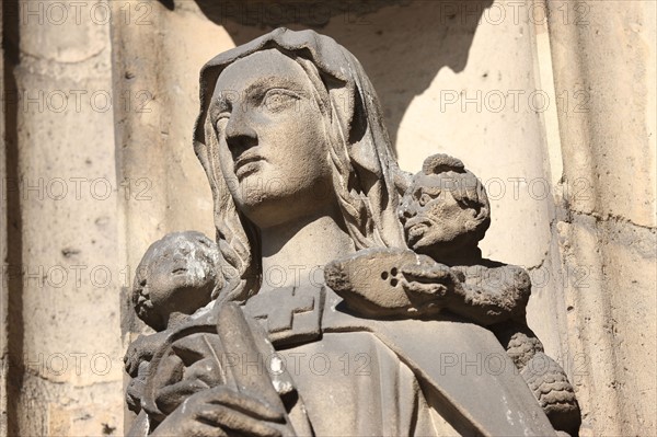 France, ile de france, paris 3e arrondissement, 254 rue saint martin, eglise saint nicolas des champs, detail sculpture du portail donnant sur la rue saint martin, sainte genevieve,