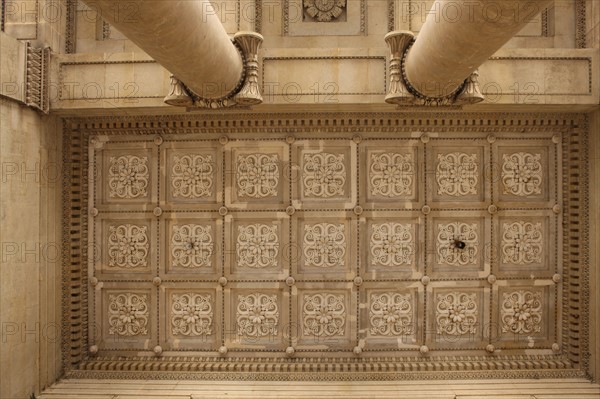 France, ile de france, paris 3e, le marais, 68 rue de turenne eglise saint denys du saint sacrement, detail loggia, entree, porche, colonnes, chapiteaux,