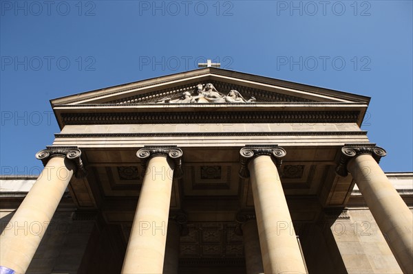 France, ile de france, paris 3e arrondissement, 68 rue de turenne, eglise saint denys du saint sacrement, religion catholique, architecte hippolite godde, colonnes, chapiteaux, fronton,