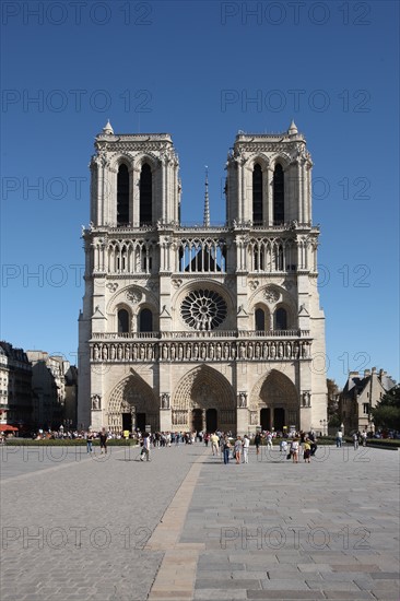 France, ile de france, paris 4e arrondissement, cathedrale notre dame de paris, facade, tours, place du parvis, religion catholique, art gothique,