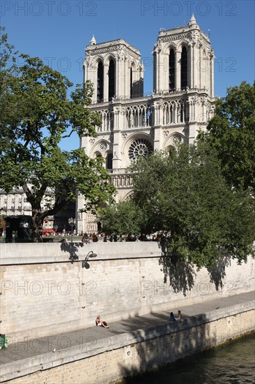 France, ile de france, paris 4e arrondissement, cathedrale notre dame de paris, facade, tours, place du parvis, religion catholique, art gothique, berges de la seine,