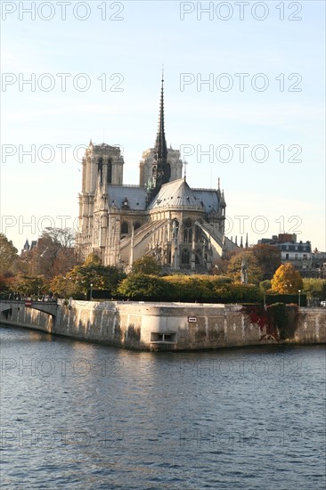 paris 4e -ile de la cite - chevet de notre dame vu depuis le pont de la tournelle