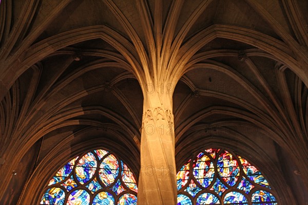 France, ile de france, paris 5e arrondissement, eglise saint severin, rue des pretres saint severin, detail deambulatoire, colonne torse, religion catholique, voute, nervure, vitraux,