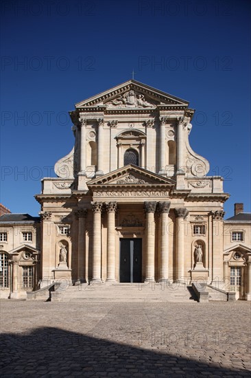 France, ile de france, paris 5e arrondissement, eglise notre dame du val de grace, place alphonse laveran, rue saint jacques, facade sur cour, frontons,