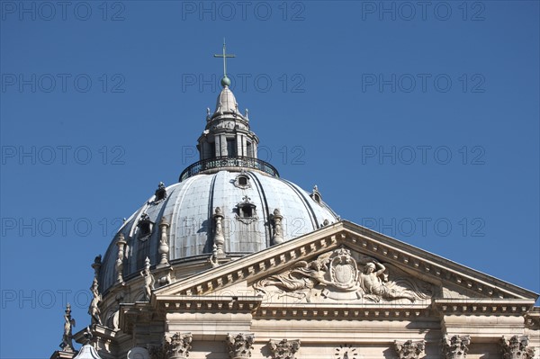 France, ile de france, paris 5e arrondissement, eglise notre dame du val de grace, place alphonse laveran, rue saint jacques, facade sur cour, fronton, dome, coupole,