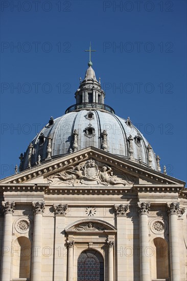 France, ile de france, paris 5e arrondissement, eglise notre dame du val de grace, place alphonse laveran, rue saint jacques, facade sur cour, fronton, dome, coupole,