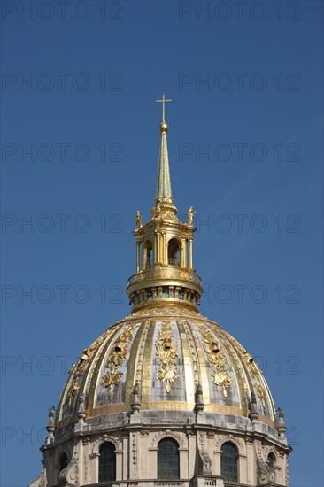 France, ile de france, paris 7e arrondissement, place vauban, eglise saint louis des invalides, dome, dorure, abrite le tombeau de Napoleon,