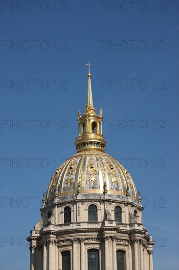 France, ile de france, paris 7e arrondissement, place vauban, eglise saint louis des invalides, dome, dorure, abrite le tombeau de Napoleon,