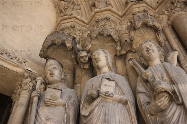 France, ile de france, paris 4e arrondissement, eglise saint germain l'auxerrois, religion catholique, art gothique, rue du louvre, detail statuaire du porche, sculpture, sainte genevieve et ange,