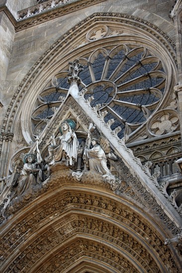 France, ile de france, paris 7e, place las cases, eglise sainte clotilde, religion catholique, detail sculpture, statue facade, rosace,