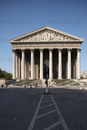 France, ile de france, paris 8e arrondissement, place de la madeleine, eglise de la madeleine, facade, architecte vignon, colonnes, fronton, sculpture,