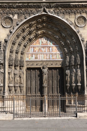 France, ile de france, paris 10e arrondissement, 68 boulevard de strasbourg, eglise saint laurent, religion catholique, detail du porche central,