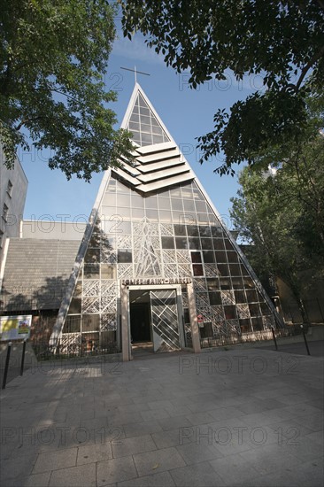 France, ile de france, paris 13e arrondissement, 82 boulevard de l'hopital, eglise saint marcel, facade de verre, religion catholique, architecte daniel michelin, batie en 1966,