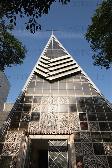 France, ile de france, paris 13e arrondissement, 82 boulevard de l'hopital, eglise saint marcel, facade de verre, religion catholique, architecte daniel michelin, batie en 1966,