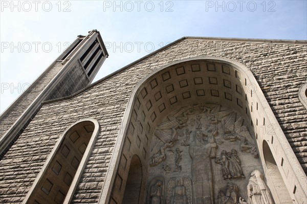 France, ile de france, paris 16e arrondissement, porte de saint cloud, 96 boulevard murat, eglise sainte jeanne de chantal, detail facade, sculpture, bas relief, religion catholique,