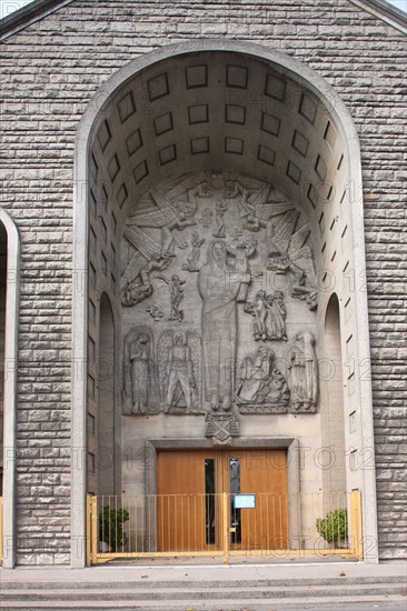 France, ile de france, paris 16e arrondissement, porte de saint cloud, 96 boulevard murat, eglise sainte jeanne de chantal, detail facade, sculpture, bas relief, religion catholique,