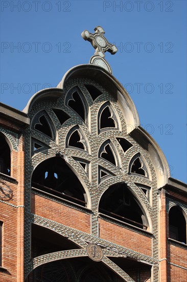 France, ile de france, paris 18e arrondissement, eglise saint jean de montmartre, place des abbesses, architecte Anatole de Baudot, detail de la ceramique du fronton de pierre roche,