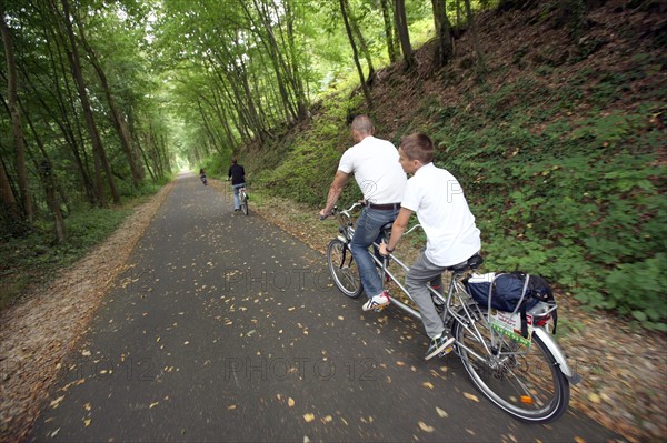 France, Haute Normandie, eure, pays de risle estuaire, pont authou, pole touristique solidaire, location de velos, voie verte harcourt evreux, tandem, panier pique nique,